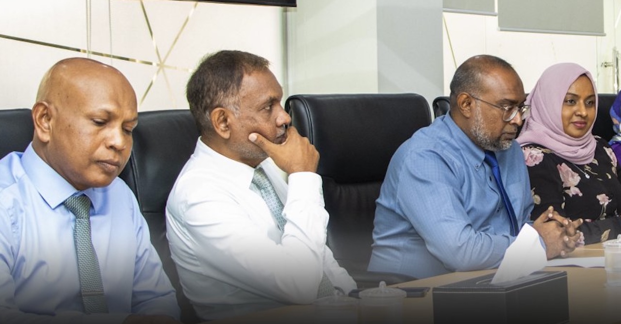 ސިވިލް ސާވިސް އަންހެން މުވައްޒަފުންނަށް ދެން ބެގީ ނުކުރެވޭނެ؛ ހެދުން ދިގުކުރަން އަންގައިފި