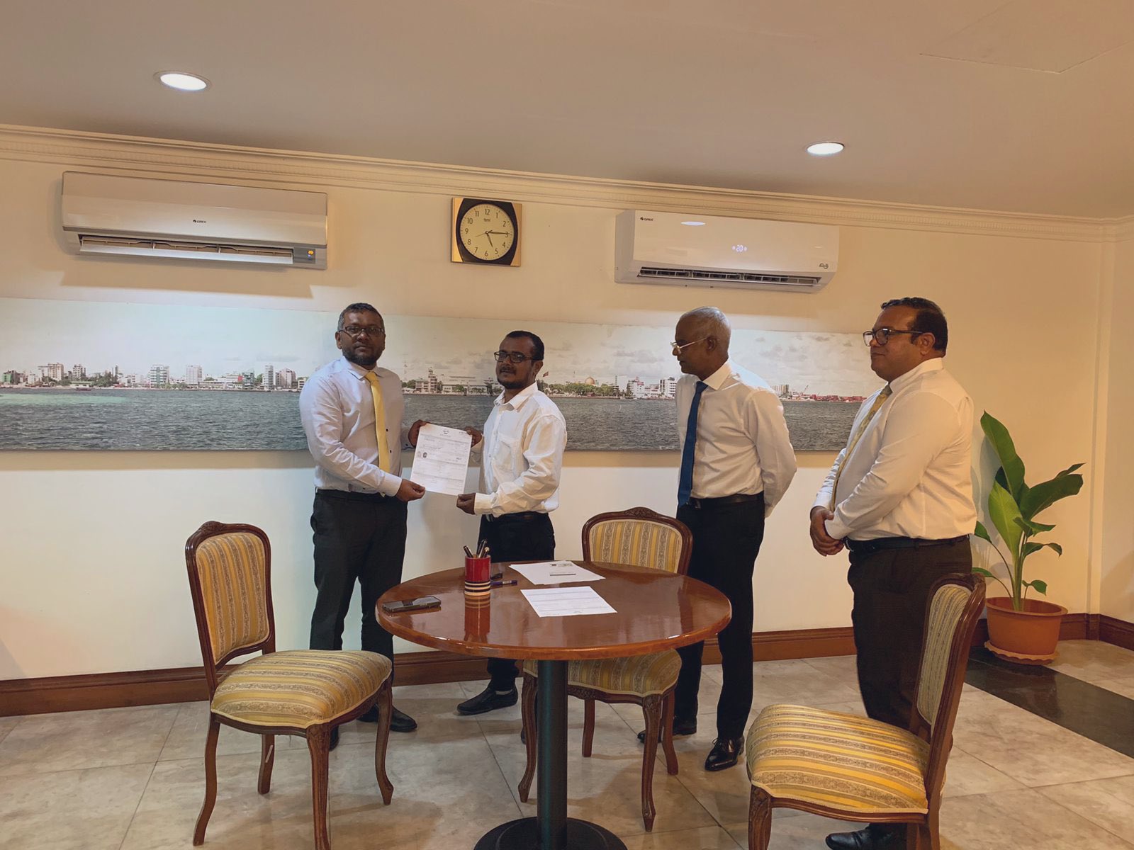 އައްޑޫ ފޭދޫ ކައުންސިލަރު ފައިސަލް ޕީޕީއެމް ދޫކޮށް އެމްޑީޕީއަށް ސޮއިކޮށްފި