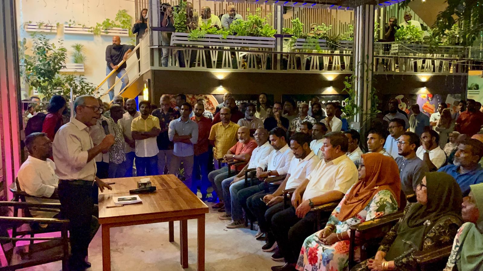 ނަޝީދާއި ފައްޔާޒް އެމްޑީޕީގެ ބައެއް މެންބަރުންނާ އެކު ބައްދަލުވުމެއް ބާއްވައިފި