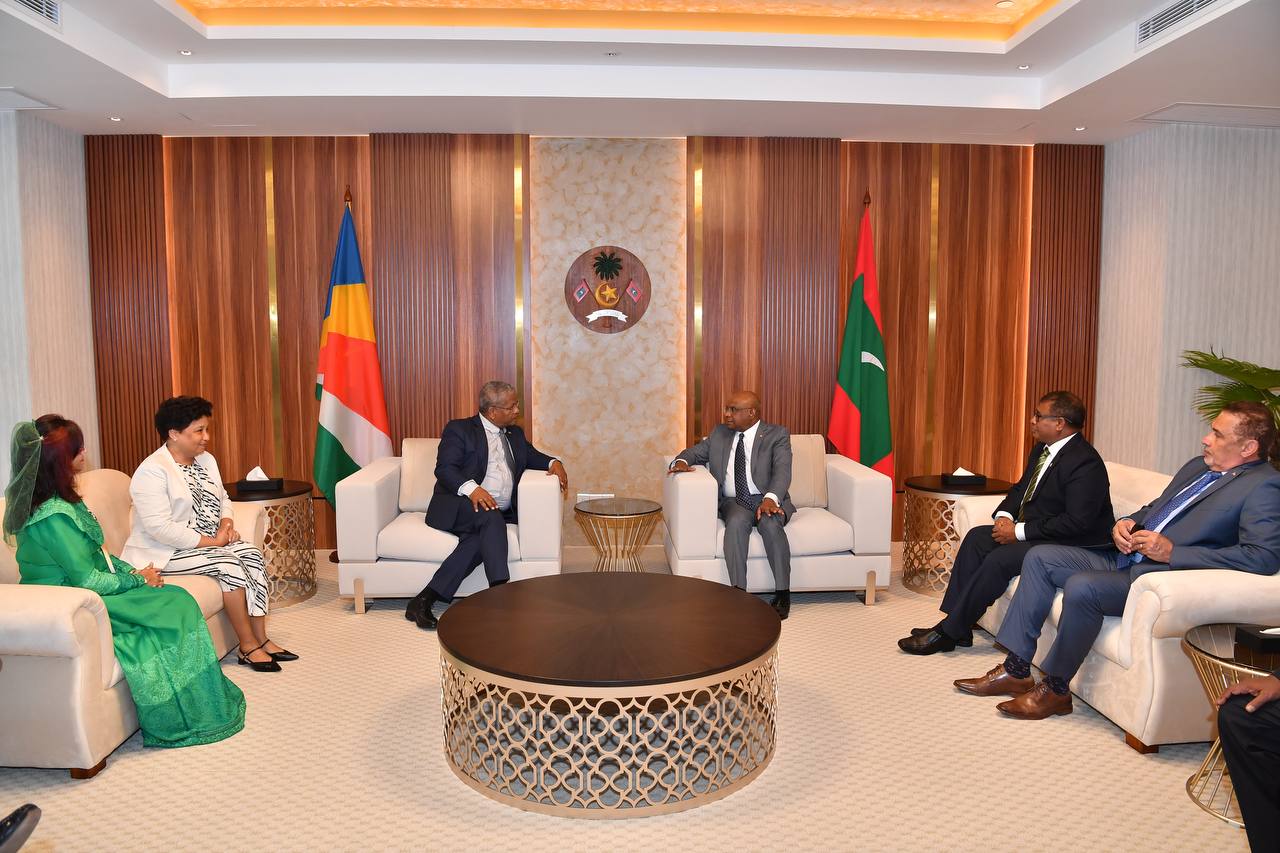 ސޭޝެލްސްގެ ރައީސްގެ ދެކަނބަލުން ރާއްޖެވަޑައިގެންފި