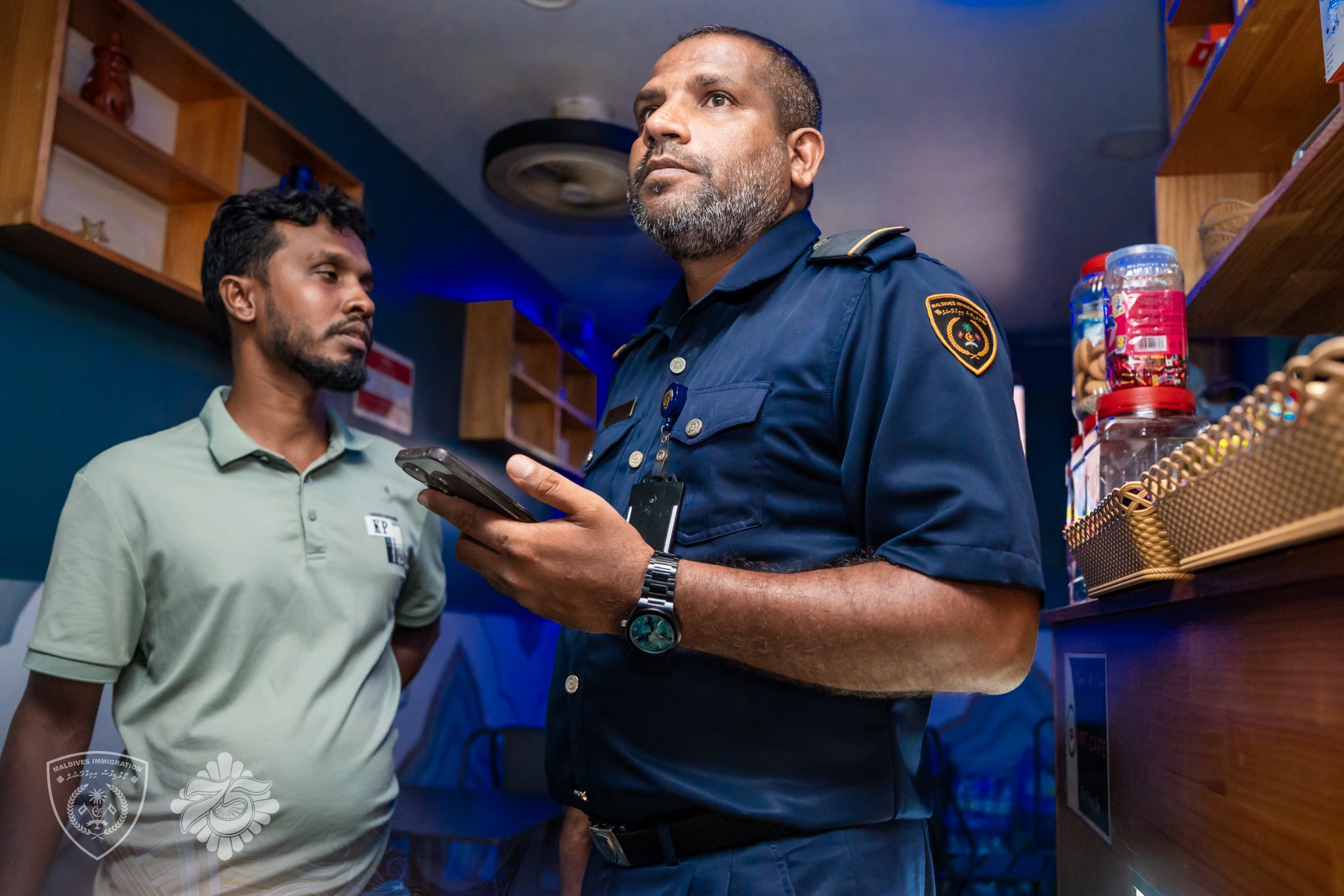 ގަވާއިދާ ޚިލާފަށް ބިދޭސީއަކު ހިންގި ކެފޭއަކުން ވިސާ ނެތް 3 ބިދޭސީން ހިފަހައްޓައިފި