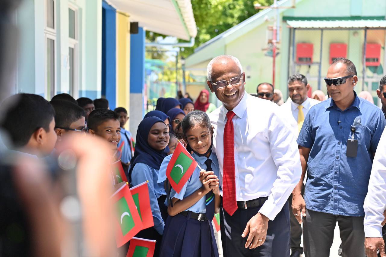 މުދައްރިސުން ދަރިވަރުންނަށް ދައްކާ ހެޔޮ ނަމޫނާ ދާއިމަށް ހަރުލާނެ: ރައީސް