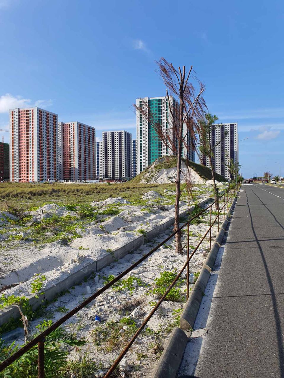 ހިއްކާފައިވާ ހުޅުމާލެ ދެވަނަ ފިޔަވަހީގެ ބިމުގައި ތަރައްގީ ކުރަން ފަށާފައިވާ ހިޔާ ފްލެޓްތައް (ރަސް ފޮޓޯ: މުޖޭ)