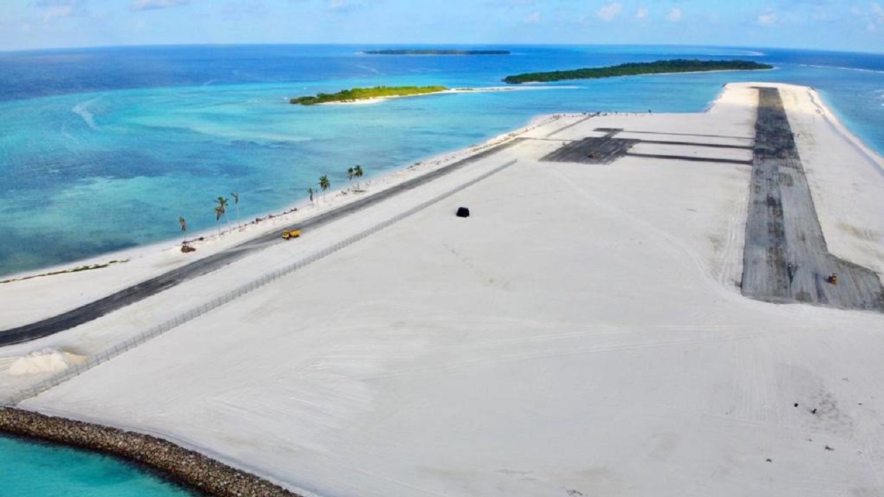 ހޯރަފުށީ އެއަރޕޯޓު ރަންވޭގައި ތާރު އެޅުމަށް ބޭނުންވާ ސާމާނު ގެންގޮސްފި