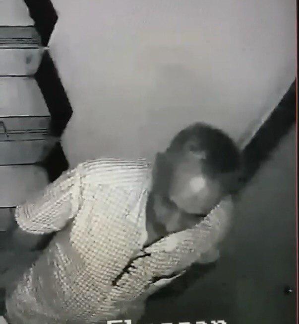 ބަލިފަތުރަން އުޅުނު ކަމަށް ބުނާ ވިޑިއޯއިން ފެންނަ މީހާ (ފޮޓޯ: ވިޑިއޯގެ ސްކްރީން ޝޮޓެއް)