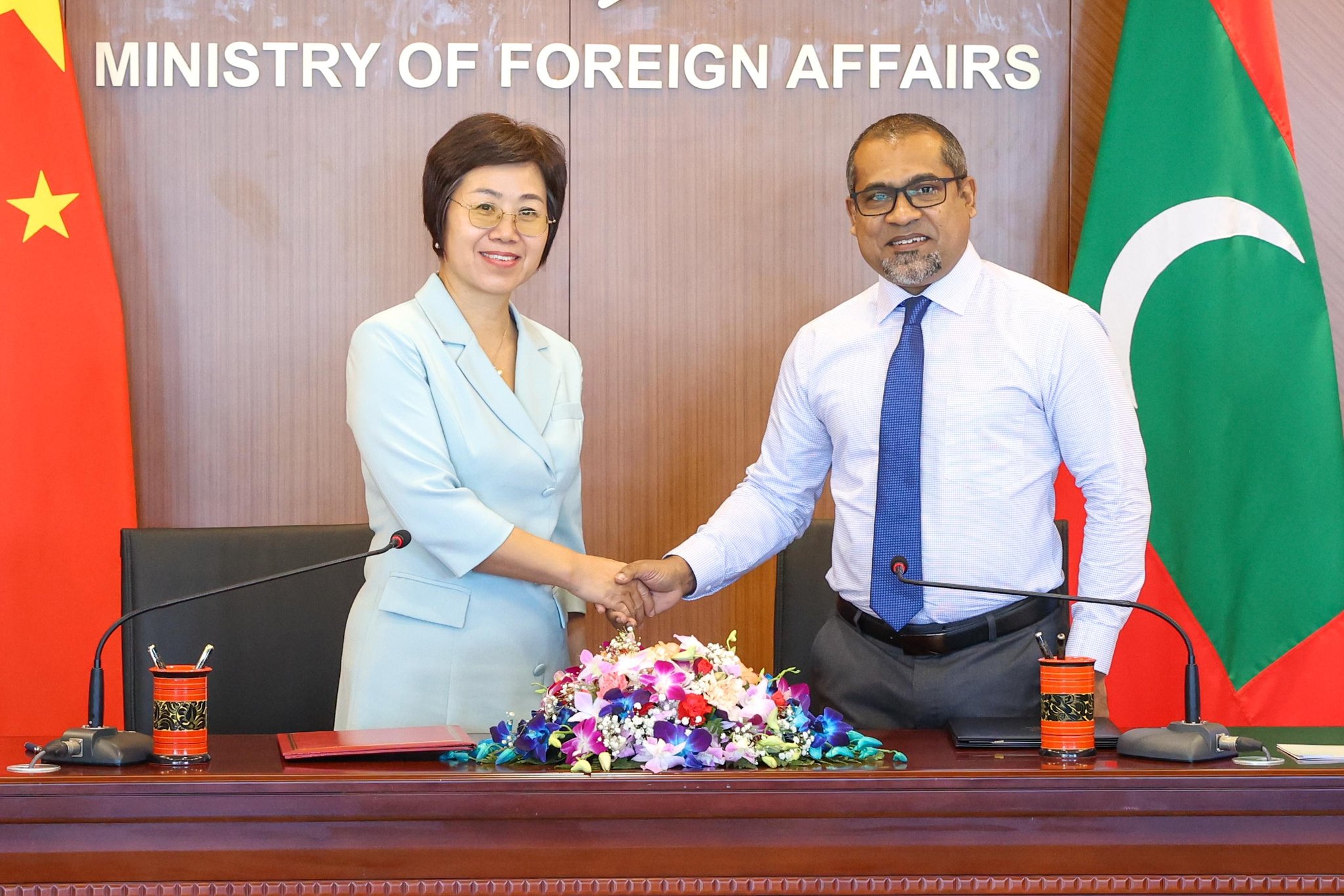 ޗައިނާ އިން ރާއްޖެ އަށް 80 ކޮންޕިޔުޓަރާއި 20 ލެޕްޓޮޕް ހަދިޔާކޮށްފި