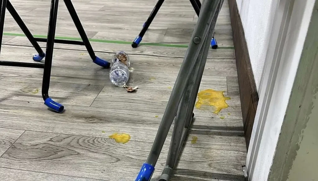 ޒިކުރާ މިސްކިތަށް ބިސް ޖެހި މީހާ ފުލުހުން ދެނެގެންފި، އަދި ހައްޔަރެއް ނުކުރޭ