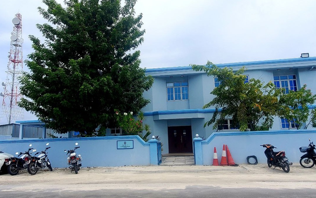 އައްޑޫން ހައްޔަރުކުރި ޕޮލިސް އޮފިސަރ ވަޒީފާއިން ސަސްޕެންޑް ކޮށްފި