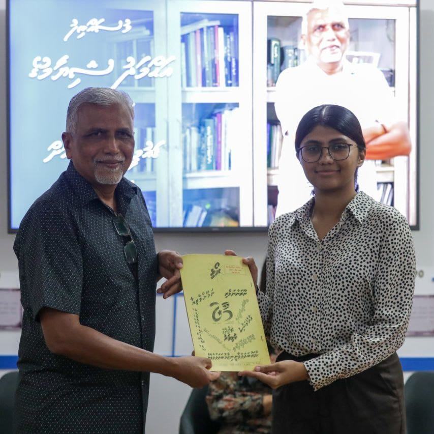 އައިކޮމްގެ ކުރީގެ ޑީޖީ ނެޝަނަލް ލައިބްރަރީއަށް 700 ފޮތް ހަދިޔާކޮށްފި