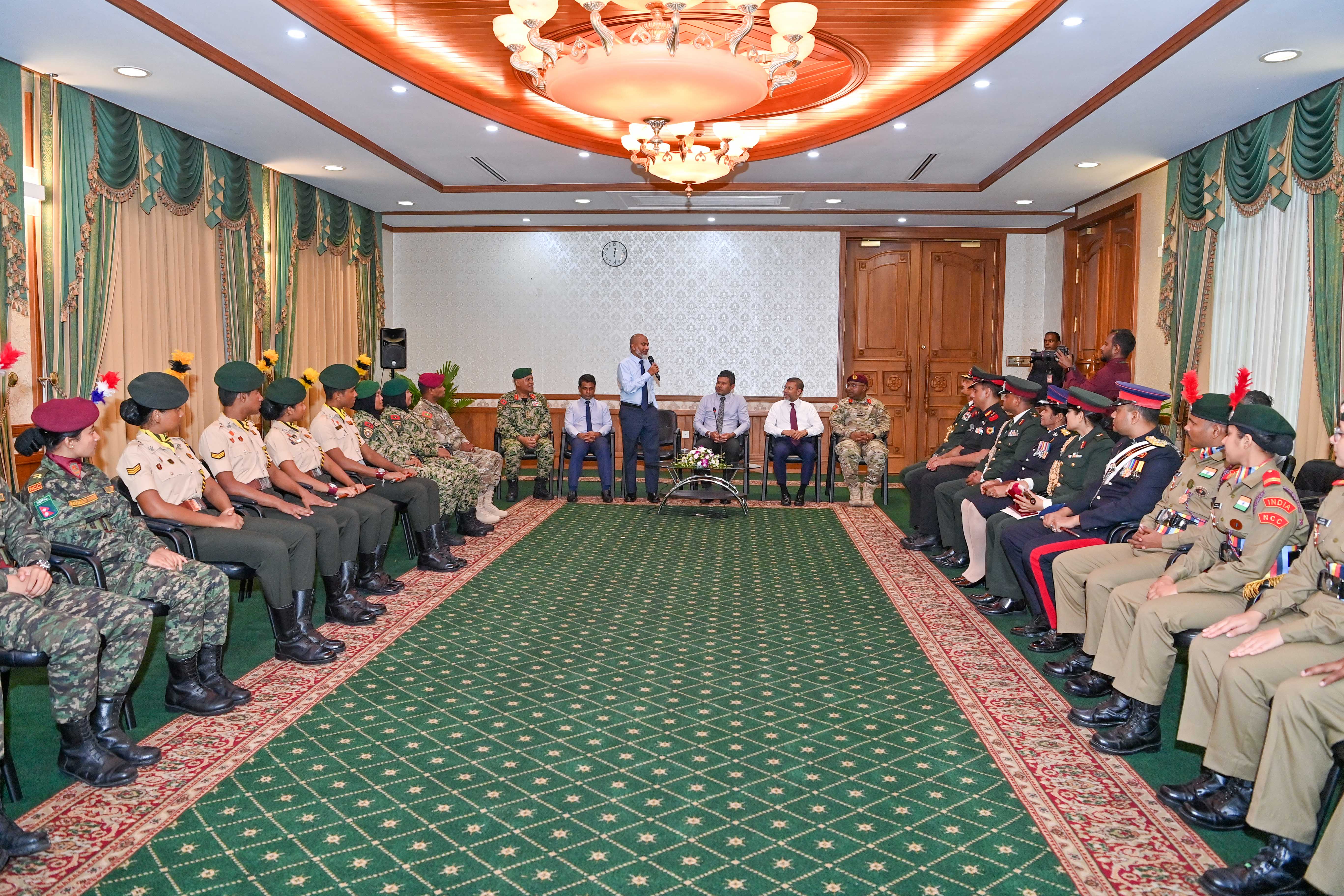 ޤައުމީ ކެޑޭޓް ކެމްޕުގައި ބައިވެރިވި ބޭރުގެ ކެޑޭޓުންނާ ނައިބު ރައީސް ބައްދަލުކުރައްވައިފި