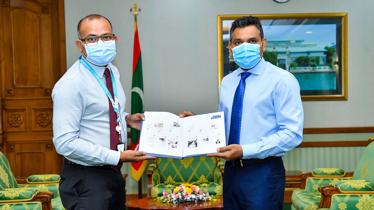 އެމް.ޑަބްލިއު.އެސް.ސީ.ގެ "ރިހި 25" ފޮތް ނައިބު ރައީސަށް ހަދިޔާ ކޮށްފި