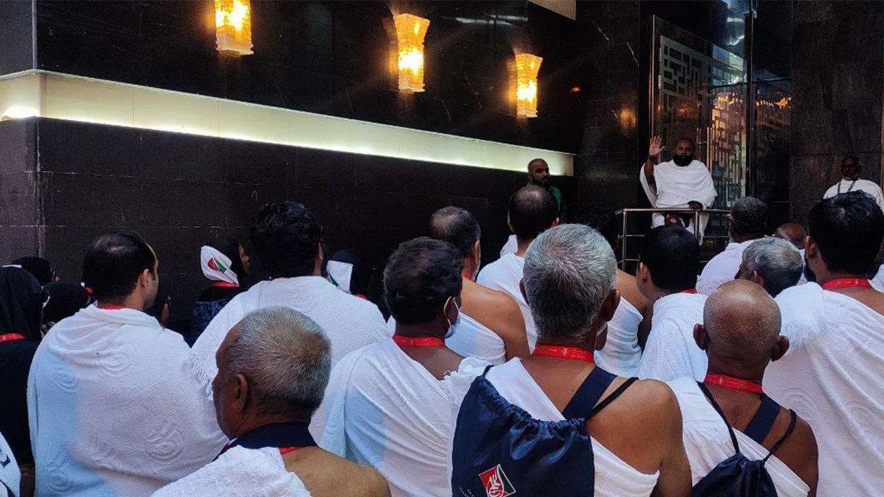 ޢުމްރާއަށް ދިޔަ ދެމަފިރިއަކު ނުލައި ގުރޫޕަކުން ރާއްޖެ އައި މައްސަލައެއް ފެންމަތިވެއްޖެ