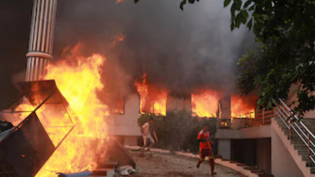 ނޭޕާލްގެ ކުރީގެ ބޮޑުވަޒީރުގެ ގޭގައި ހުޅުޖަހާ އަނބިމީހާއާއެކު އަންދާލައިފި