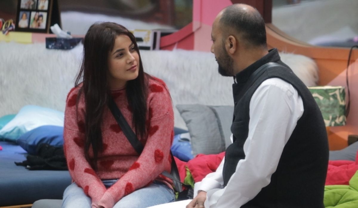 ފިލްމީތަރި ޝެހެނާޒް ގިލްގެ ބައްޕައަށް ބަޑީގެ ހަމަލާއެއް