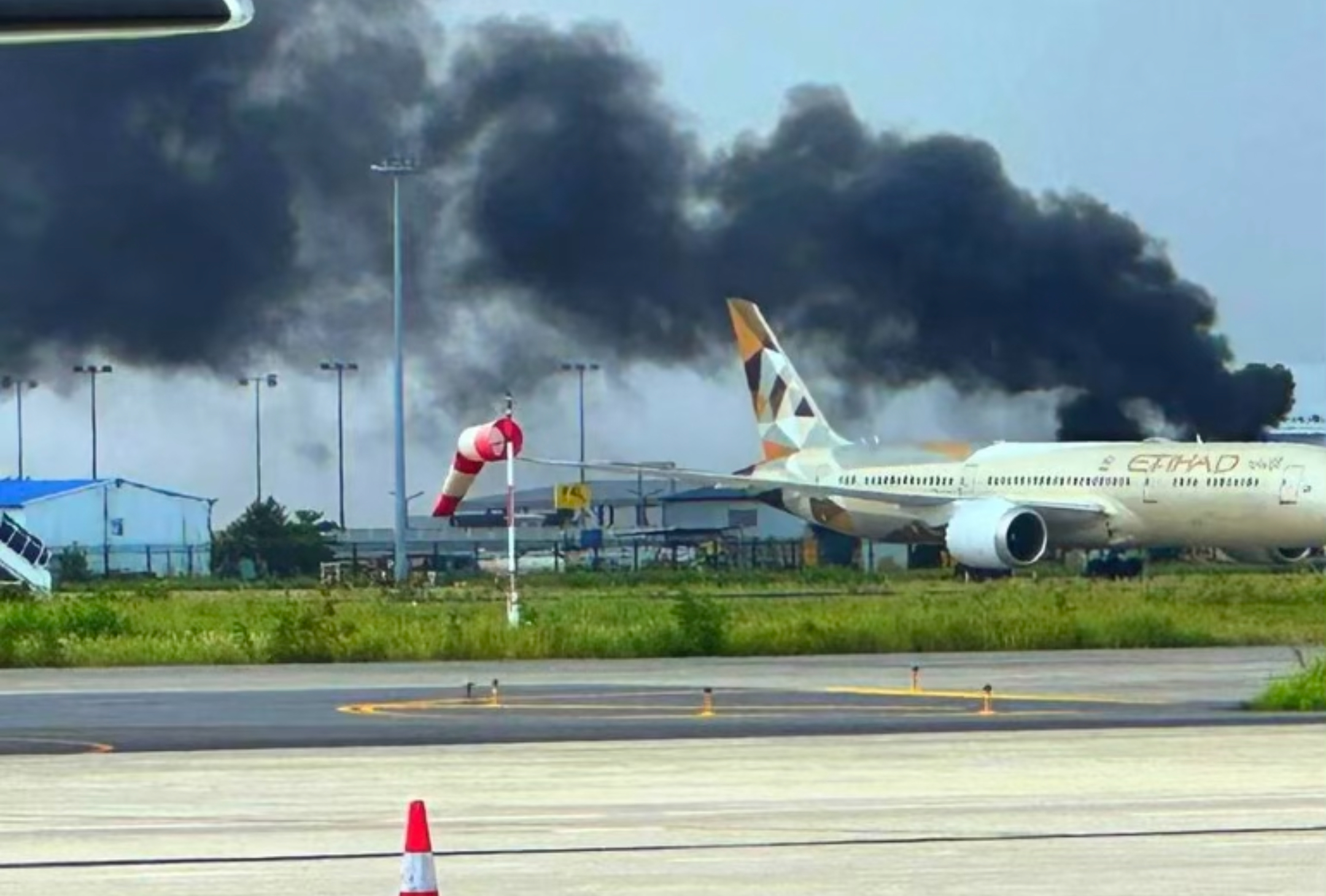 ވީއައިއޭގައި އޮތް ވެހިކަލެއްގައި ރޯވެ އަލިފާނުގެ ހާދިސާއެއް ހިނގައިފި