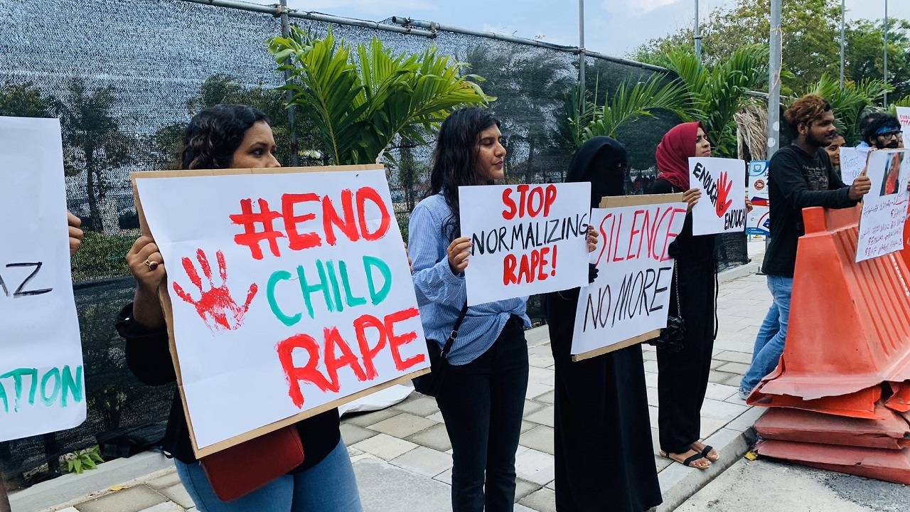 ކުޑަކުއްޖަކު ގްރޫމްކުރި ސިފައިންގެ މީހަކު ޢާއްމުން ނުކުމެ އަތުލައިގެންފި