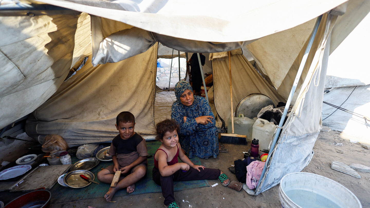 Displaced Palestinians shelter in a tent camp as Israeli forces escalate operations around Gaza City, September 3, 2025. REUTERS/Mahmoud Issa