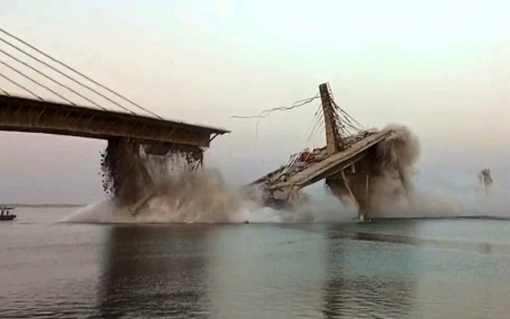 އިންޑިޔާގައި 11 ދުވަސް ތެރޭގައި 5 ބުރިޖު ވެއްޓިއްޖެ