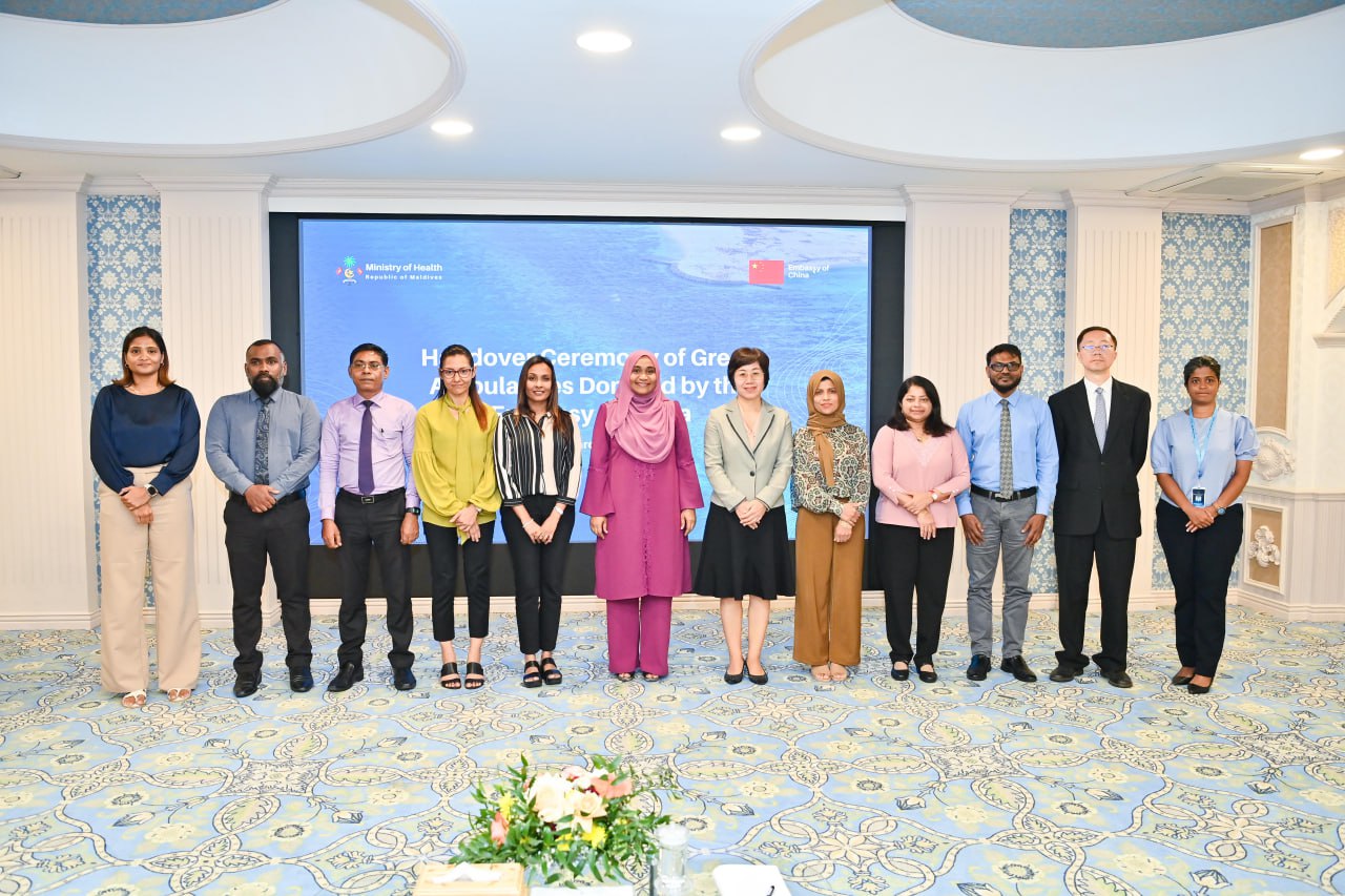 ޗައިނާ ސަރުކާރުން ހަދިޔާކުރި 12 ގްރީން އެމްބިއުލާންސް، ޞިއްޙީ ވުޒާރާއާ ހަވާލުކޮށްފި