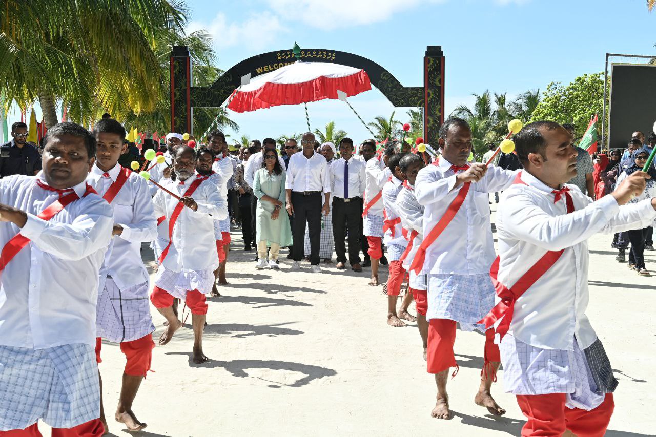 ރައީސްގެ ދެކަނބަލުންނަށް ނިލަންދޫން ހޫނު މަރުޙަބާއެއް