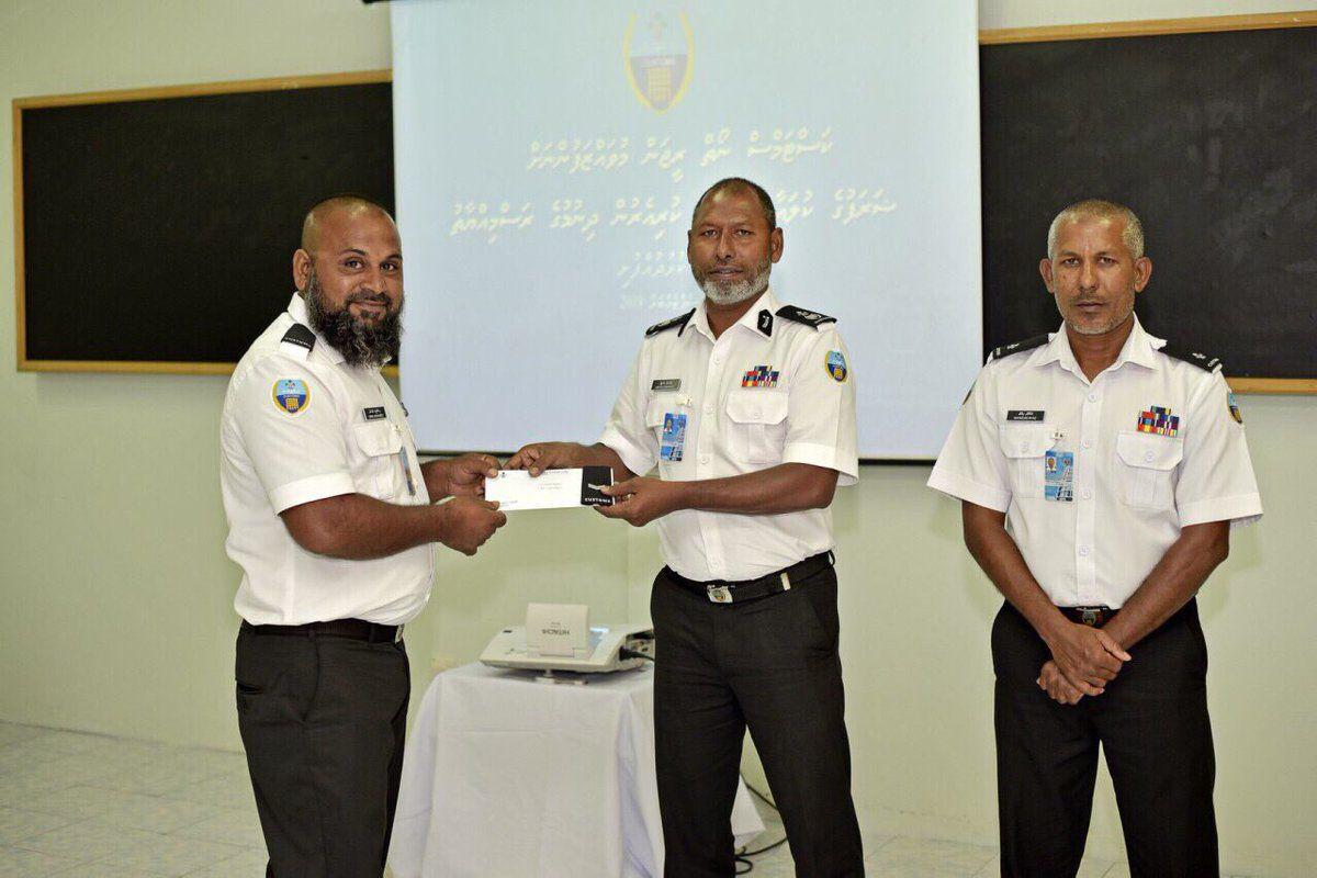 ޑެޕިއުޓީ ކޮމިޝަނަރ އޮފް ކަސްޓަމްސް އަބްދުﷲ ޝަރީފް (މެދުގައި)