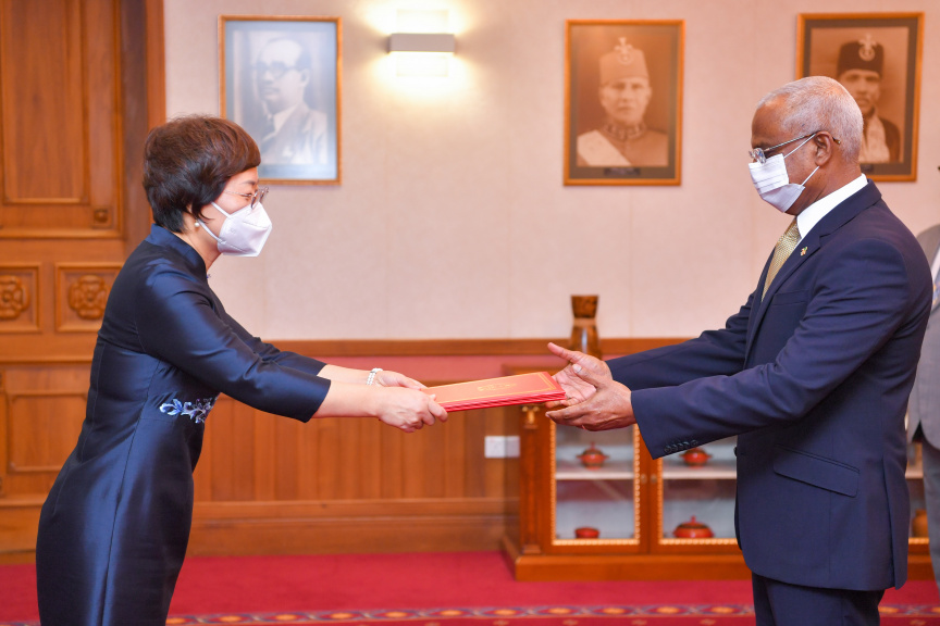 ޗައިނާގެ އާ ސަފީރު ރައީސަށް ސަފީރުކަމުގެ ފަތްކޮޅު އަރުވައިފި