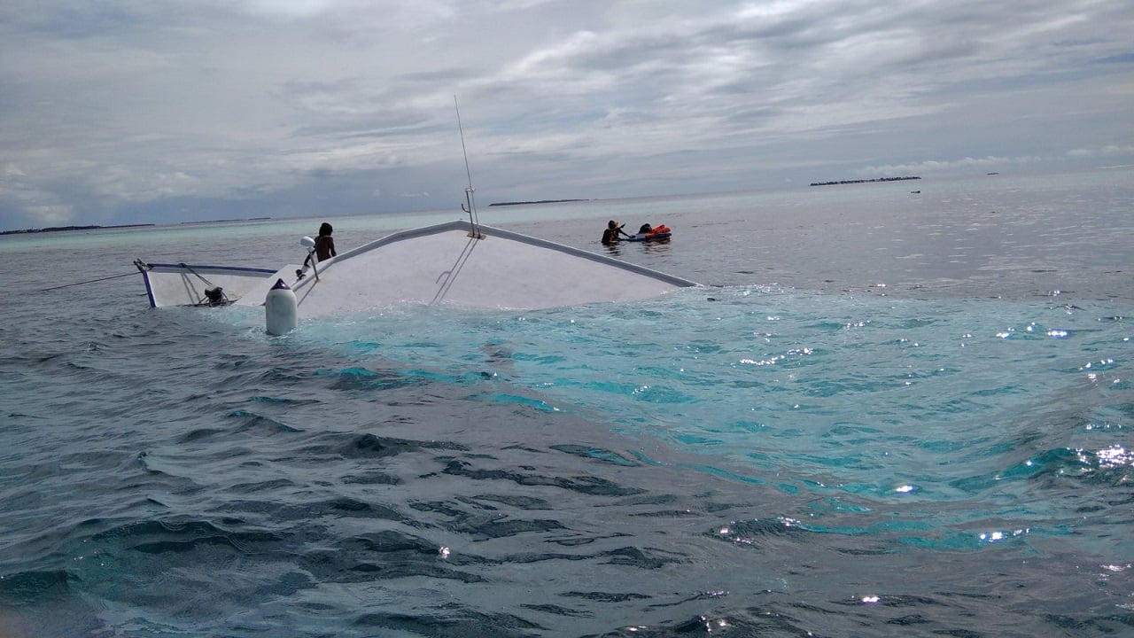 3 މީހުންނާއެކު ދަތުރުކުރި ދޯންޏެއް އަޑިއަށް ގޮސްފި