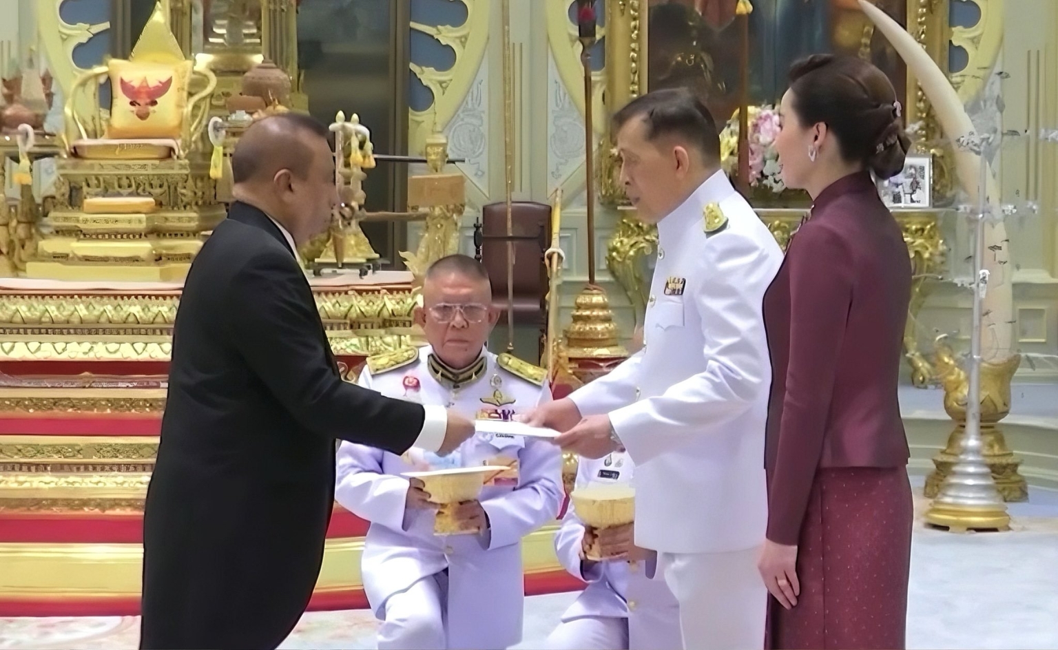 ފުއާދު ސަފީރުކަމުގެ ފަތްކޮޅު ތައިލެންޑްގެ ރަސްގެފާނަށް އަރުވައިފި