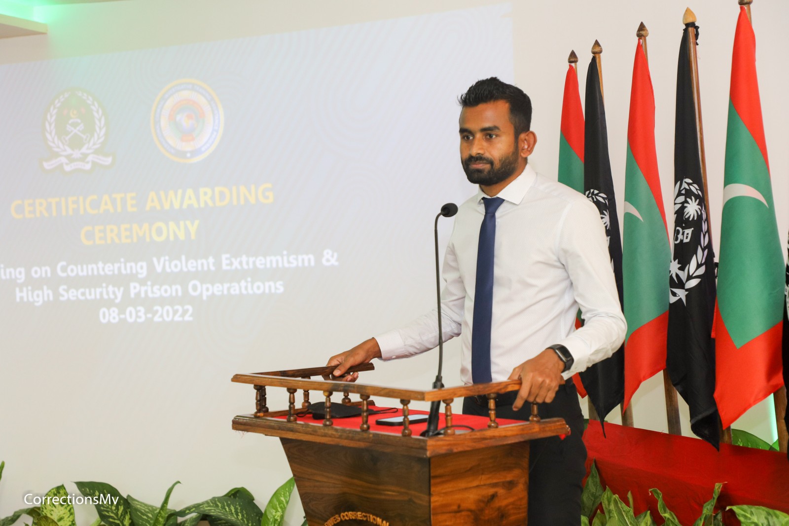 ހަރުކަށި ފިކުރުގެ ފަރާތްތަކުން ރާއްޖޭގެ ޖަލުތަކުން މީހުން ރެކްރޫޓްކުރޭ - ކޮމިޝަނަރ