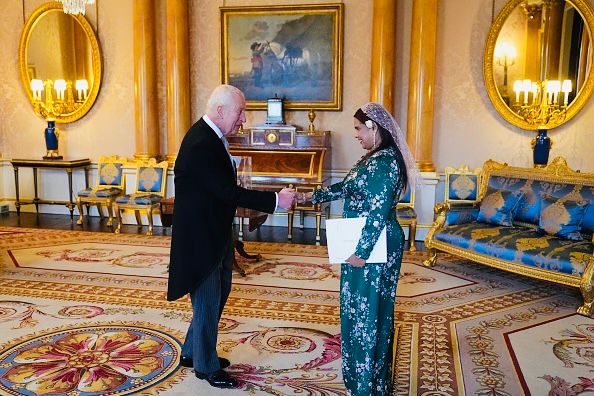 ޑރ. އިރުތިޝާމްގެ ސަފީރުކަމުގެ ފަތްކޮޅު އިނގިރޭސި ރަސްގެފާނު ޗާލްސް 3ގެ އަތްޕުޅަށް އަރުވައިފި