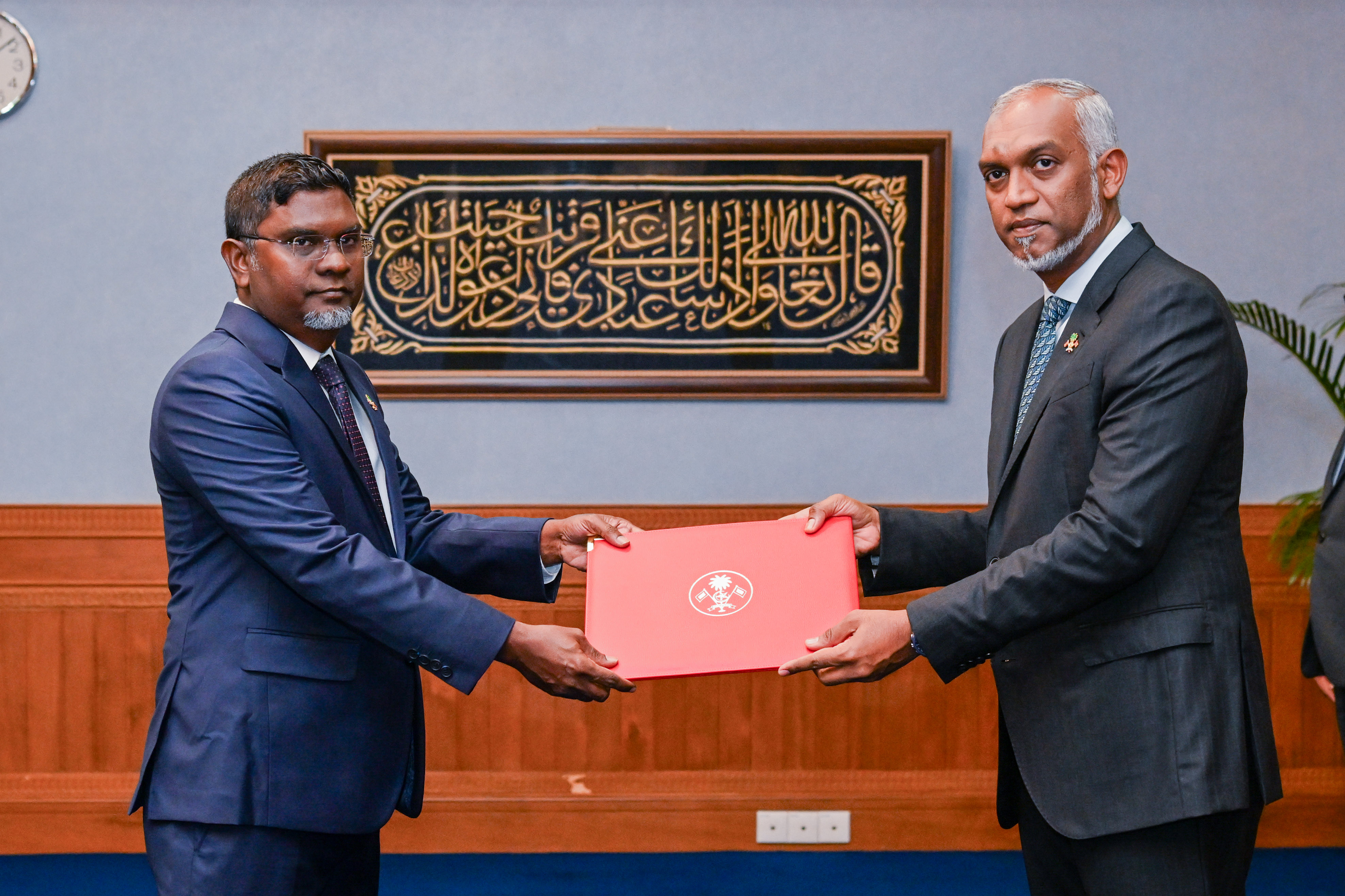 ފިނޭންސް މިނިސްޓަރުގެ އެޑްވައިޒަރުގެ މަގާމަށް ދެ ބޭފުޅަކު