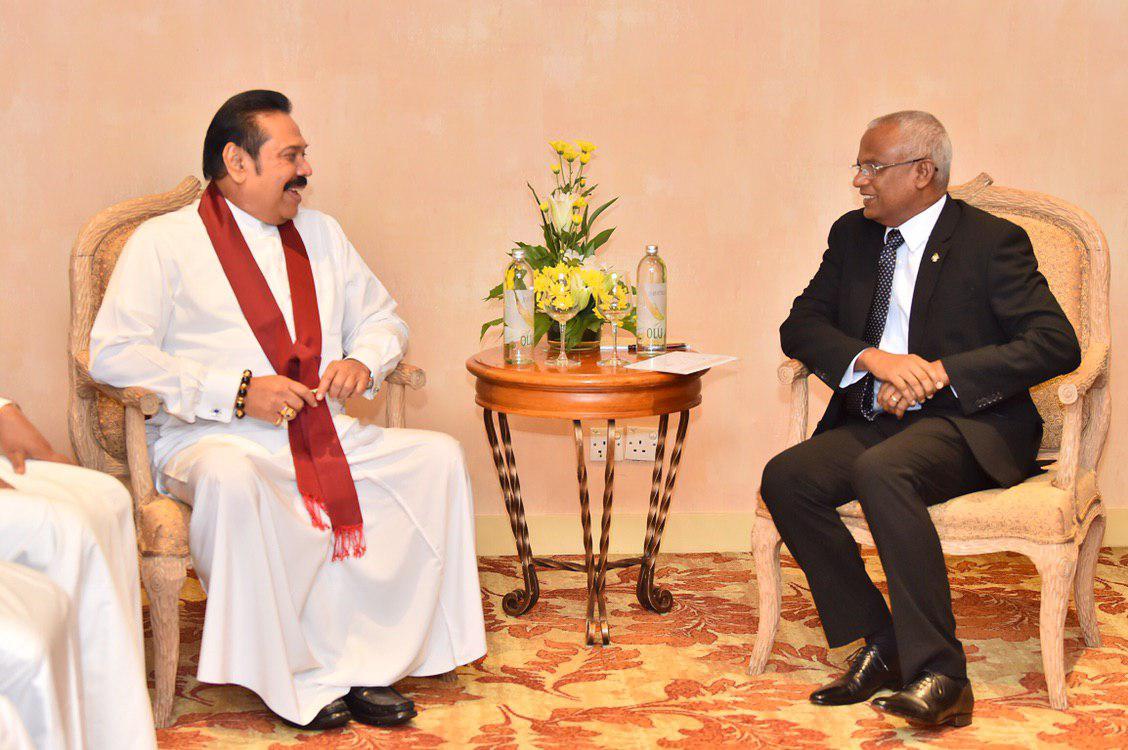 ރައީސް ސޯލިހް ސްރީލަންކާގެ ބޮޑުވަޒީރު ރާޖަޕަކްސަ އާއި ބައްދަލުކުރައްވަނީ:ރައީސް ވަނީ އެމަނިކުފާނަށް ތައުރީފް ކުރައްވާފަ