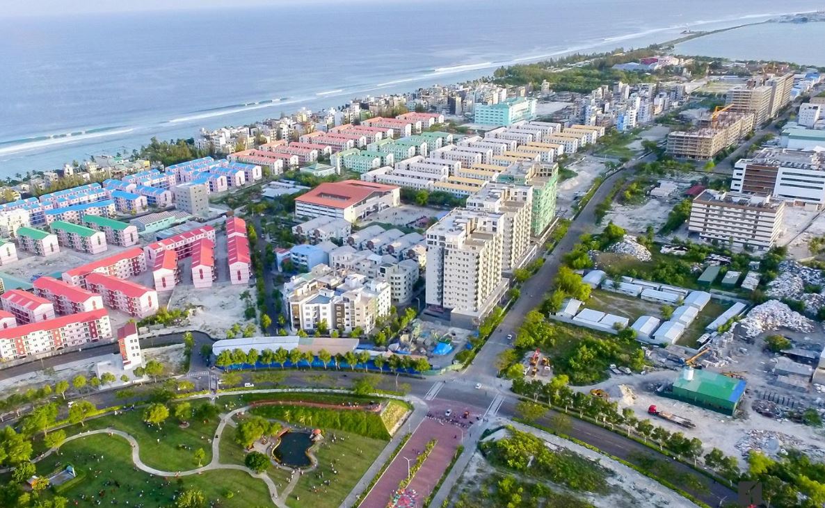 ހުޅުމާލޭގައި ކޮންކްރީޓް ގަށާ ޓްރަކެއް ފުރޮޅާލައި އަނިޔާވި މީހުންނަށް ފަރުވާދެނީ