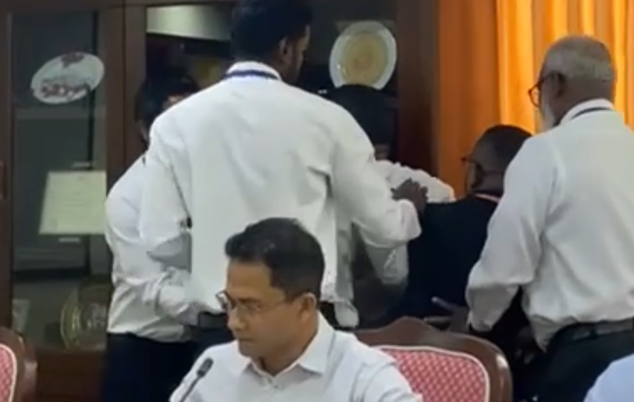 ނޫސްވެރިން ގަދަކަމުން ކޮމެޓީ ރޫމުން ބޭރުކޮށް މީޑިއާ ބިލުގެ ދިރާސާ ކުރިއަށް