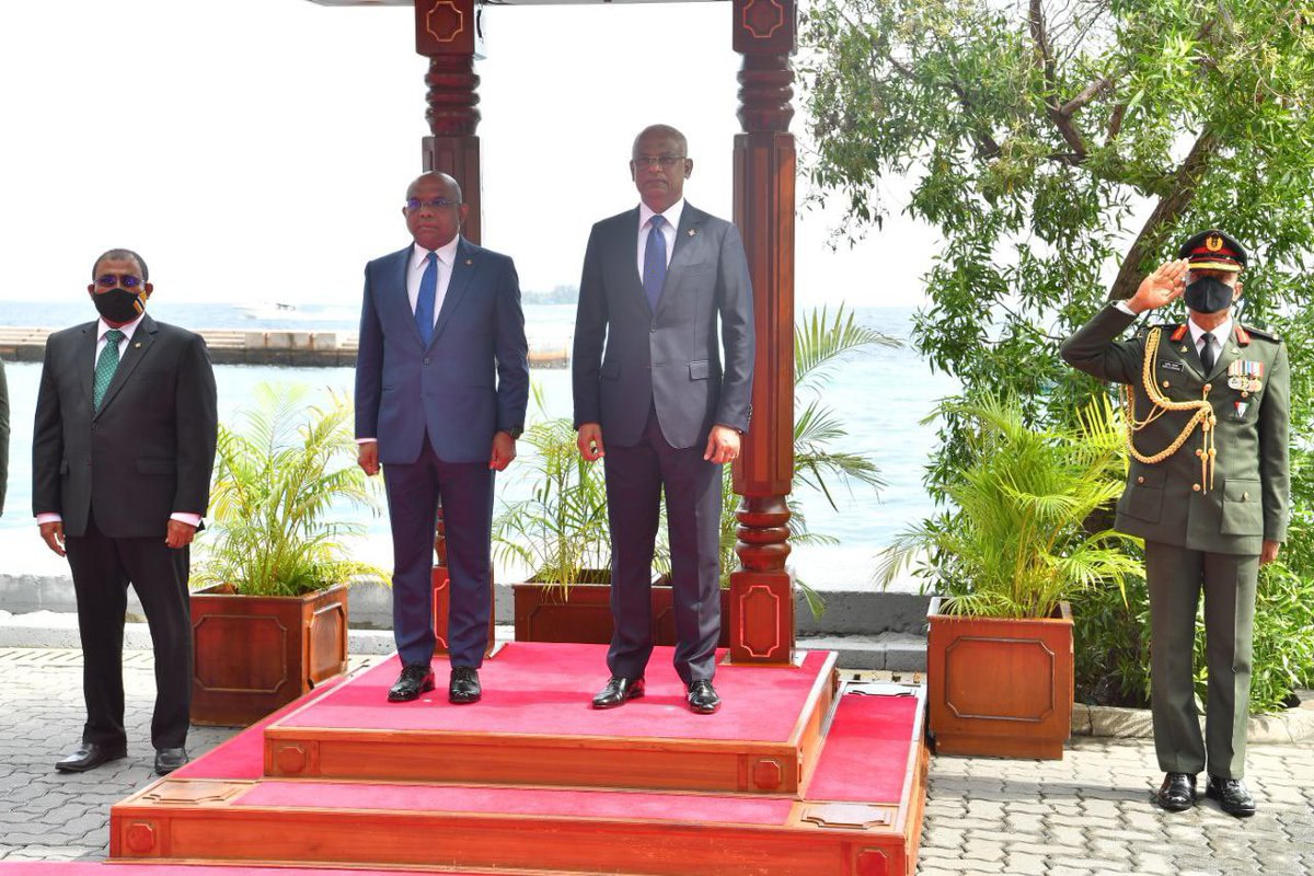 ޝާހިދަށް ޚާއްޞަ ޝަރަފެއް!