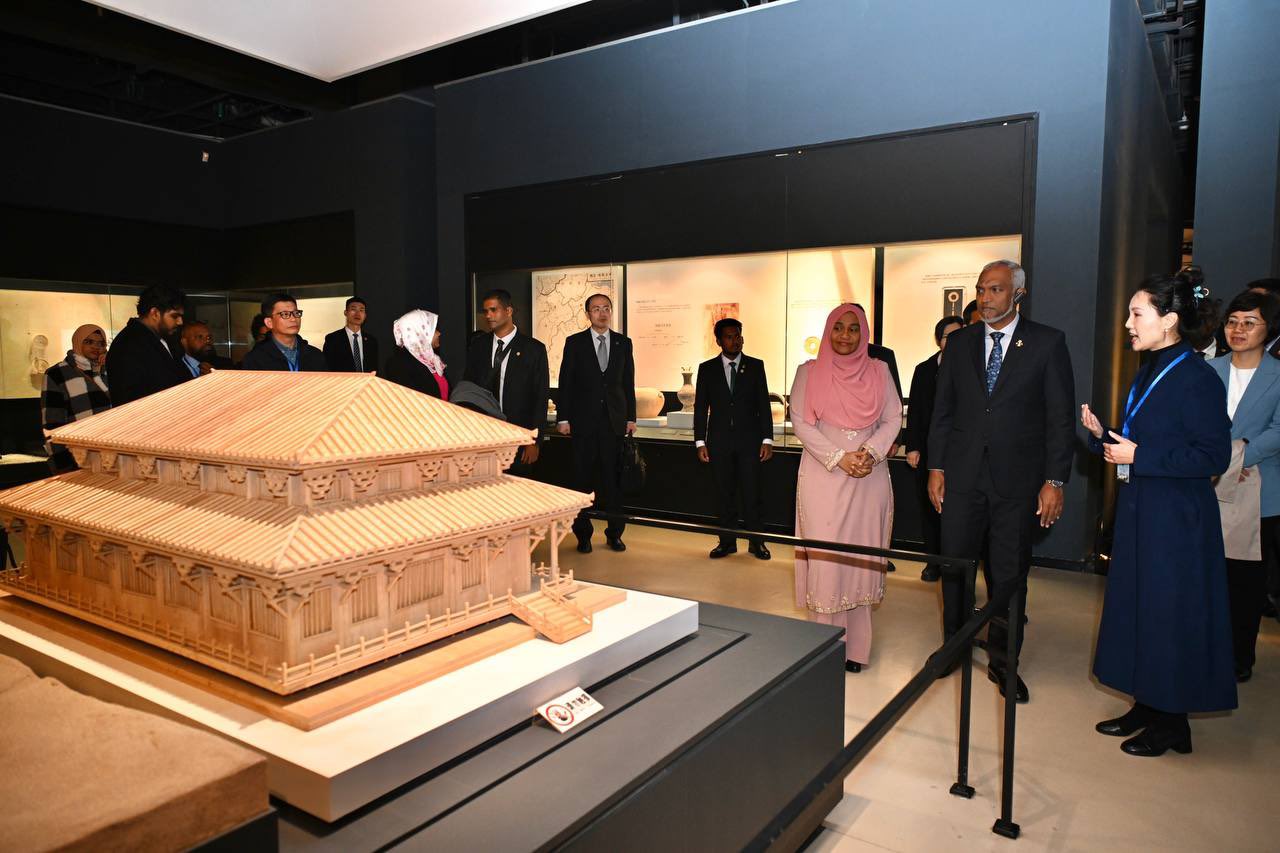 ރައީސްގެ ދެކަނބަލުން ފޫޖިއާންގެ ދާރުލްއާސާރަށް ޒިޔާރަތްކުރައްވައިފި