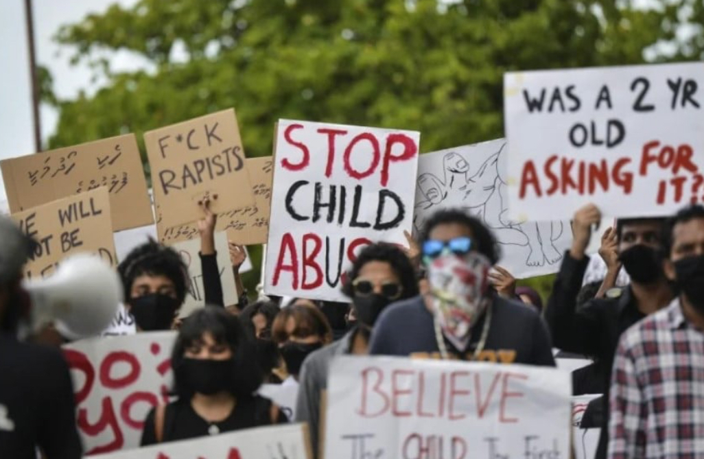 ދަރިވަރުންތަކަކަށް ބަރަހަނާ ވީޑިއޯ ދައްކައި ޖިންސީ ގޯނާ ކުރި ޓީޗަރަކު 30 ދުވަހަށް ބަންދު