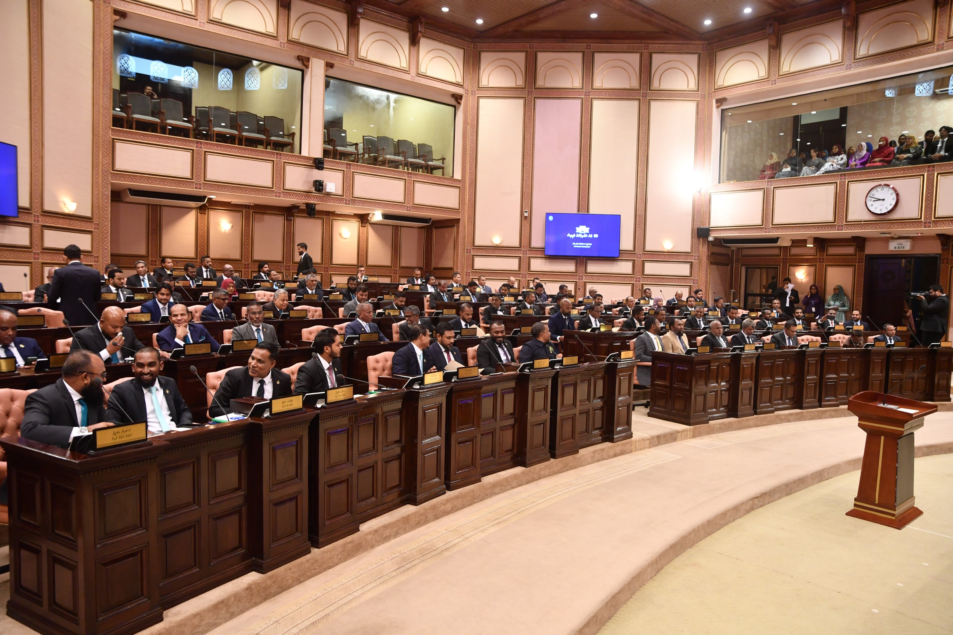 މެންބަރުންނަށް ސުލޫކީ ފިޔަވަޅު އެޅޭގޮތަށް މަޖިލީހުގެ ހިންގާ ގަވައިދު ފާސްކޮށްފި