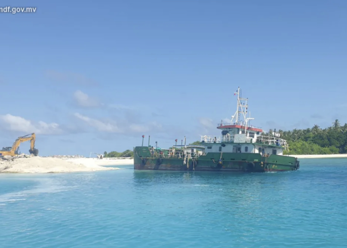 ކޮމަންޑޫ ޖެޓީގައި ޖެހި އެފްއެސްއެމްގެ ތެޔޮ ބޯޓެއް ފަޅައިގެން ހިނގައްޖެ