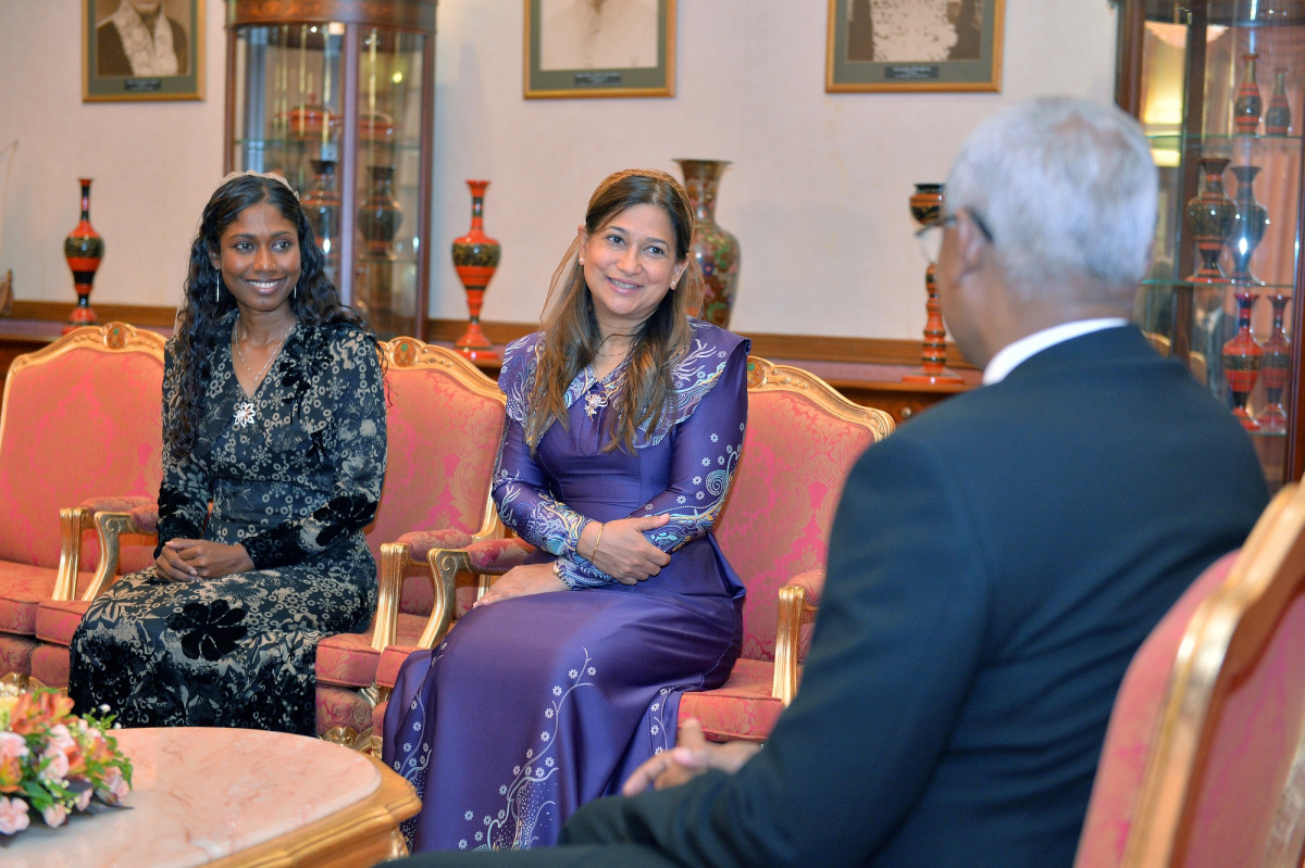 އޭޝިޔާގެ "ޑިޕްލޮމެޓް އޮފް ދަ އިޔާ" އެވޯޑް ޑރ. ފަރަހަނާޒަށް