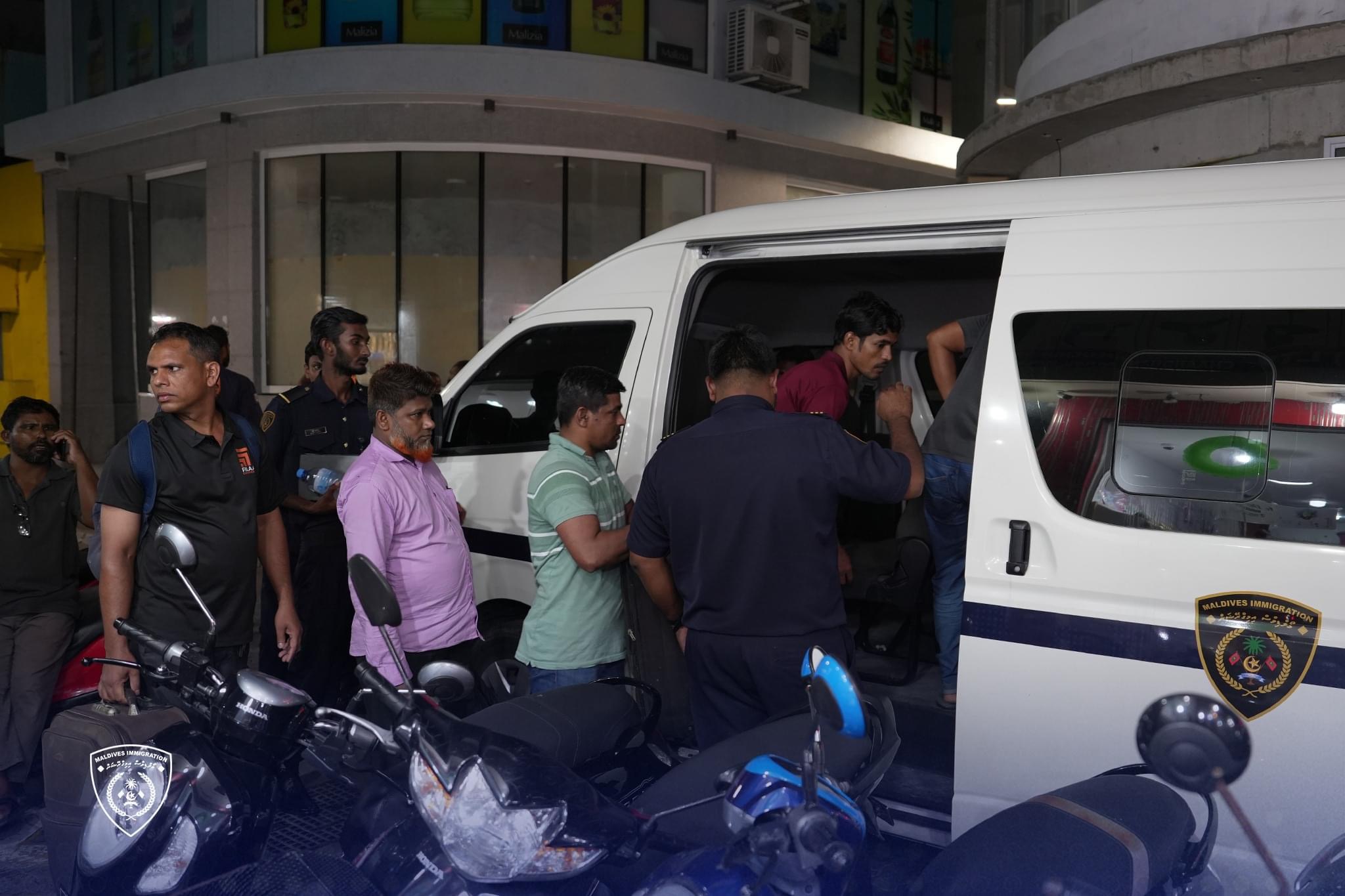 ގަވާއިދާ ހިލާފަށް އުޅެމުން ދިޔަ 13 ބިދޭސީއަކު ހައްޔަރުކޮށްފި