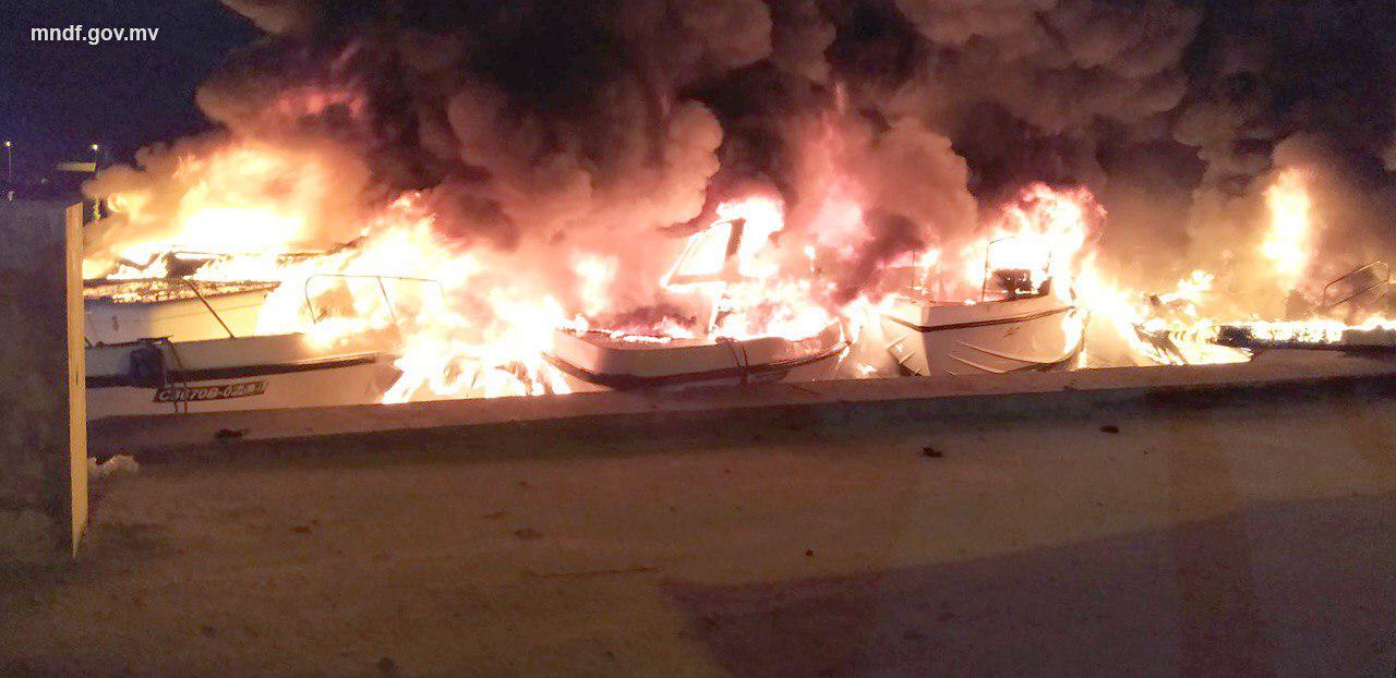 އދ. މަހިބަދޫ ފަޅުތެރޭގައި އަޅާފައި ހުރި ލޯންޗްތަކެއްގައި އަލިފާން ރޯވެއްޖެ