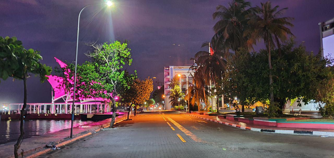 ކޯވިޑް-19: ލޮކްޑައުންގައި ބޭރުގައި އުޅޭ މީހުންނަށް ހަރުކަށި ފިޔަވަޅު އަޅަނީ