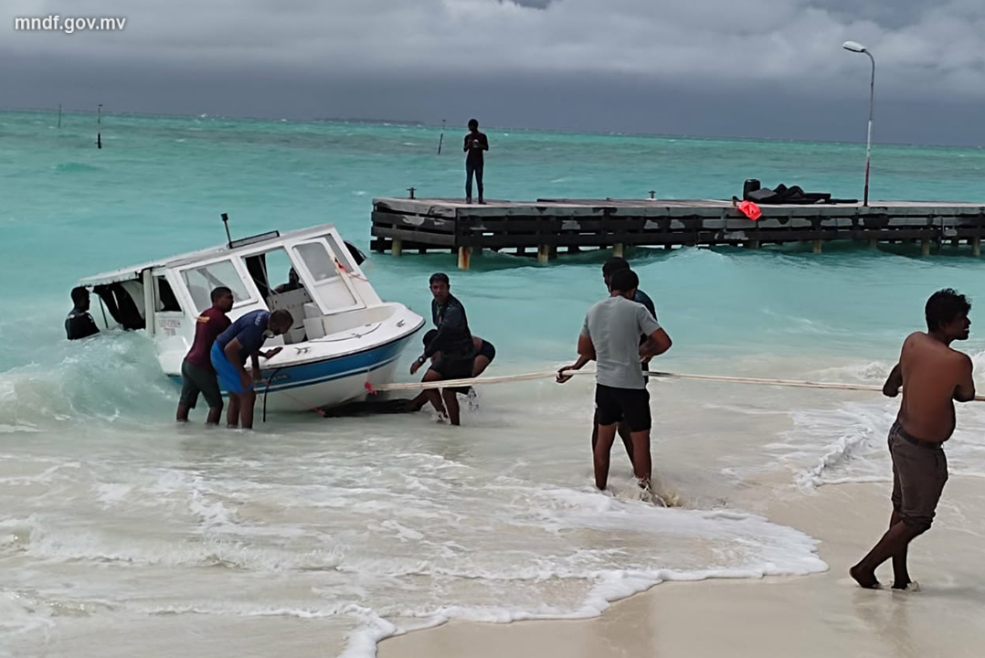 ހދ.ހަނިމާދޫ ޖެޓީގައި އަޅާފައި އޮތް ލޯންޗެއް އަޑިއަށް ގޮސްގެން ސިފައިން އެހީތެރިކަން ފޯރުކޮށްދީފި