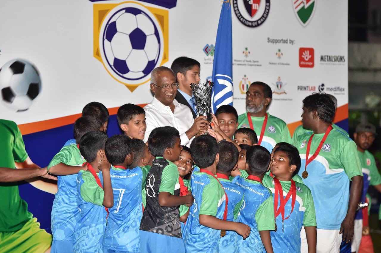 "ނެސްލޭ ކިޑްސް ފުޓްބޯޅަ ފިއެސްޓާ" ނިންމުމުގެ ރަސްމިއްޔާތު ރައީސް ޝަރަފުވެރި ކޮށްދެއްވައިފި