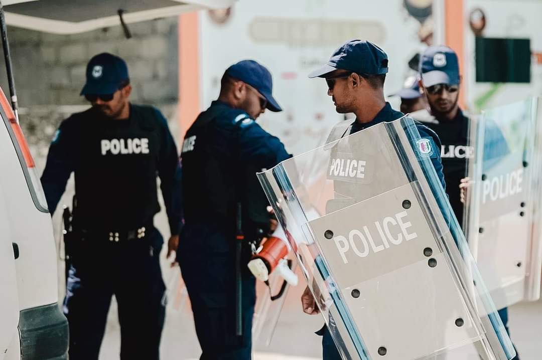 މީހަކު ރަހީނުކޮށް ބުލެކްމެއިލްކޮށް ފޭރުނު މައްސަލައިގައި ހައްޔަރުކުރީ ދެމަފިރިން!