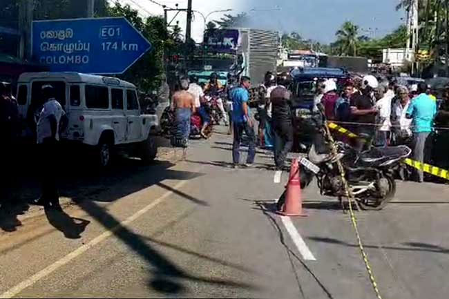 ލަންކާގެ ސިޔާސީ ޕާޓީއެއްގެ ލީޑަރެއްގެ ގަޔަށް ބަޑިޖަހައި އަވަހާރަކޮށްލައިފި