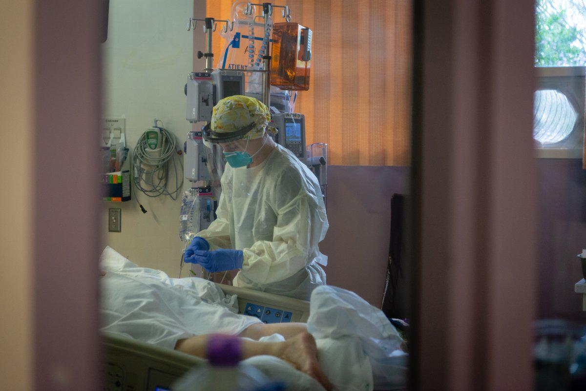 ކޯވިޑް-19: ބަސްނޭހި ދަރިފުޅުގެ ސަބަބުން މުޅިއާއިލާ ފައްސިވެ ބައްޕަ މަރާއި ހަނގުރާމަ ކުރަނީ