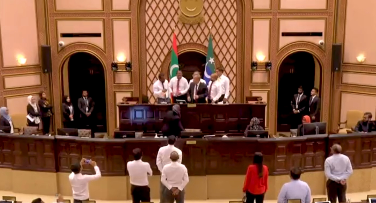 އިތުބާރުގެ މައްސަލަ އެޖެންޑާ ނުކުރުމުން އެމްޑީޕީގެ މެމްބަރުން ހަޅުތާލުކޮށްފި