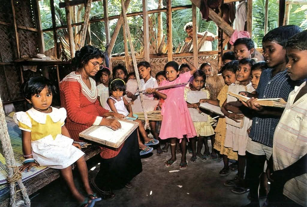 An Edhuruge in Thinadhoo, South Huvadhoo Atoll, 📸 Journey Through Maldives, 1992